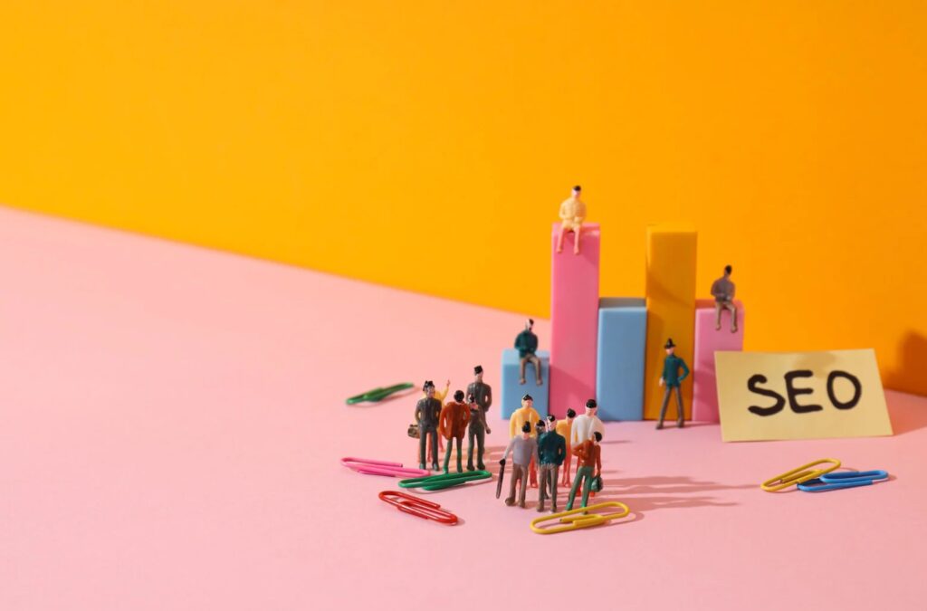 Personas trabajando para implementar la estrategia SEO